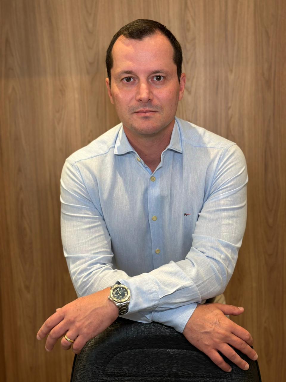 Dr. Pedro Tovo sentado, usando camisa azul clara.